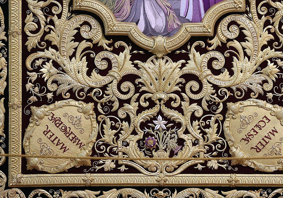 Ricos bordados en oro sobre terciopelo burdeos culminan el techo de palio  del Dulce Nombre de Córdoba