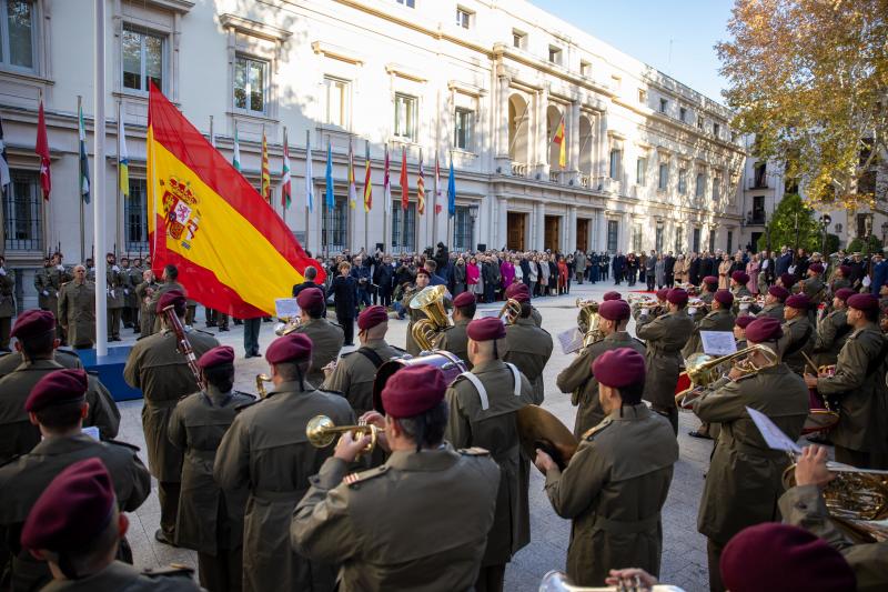 El acto del izado ha contado con la actuación de la banda militar, que ha interpretado el himno nacional