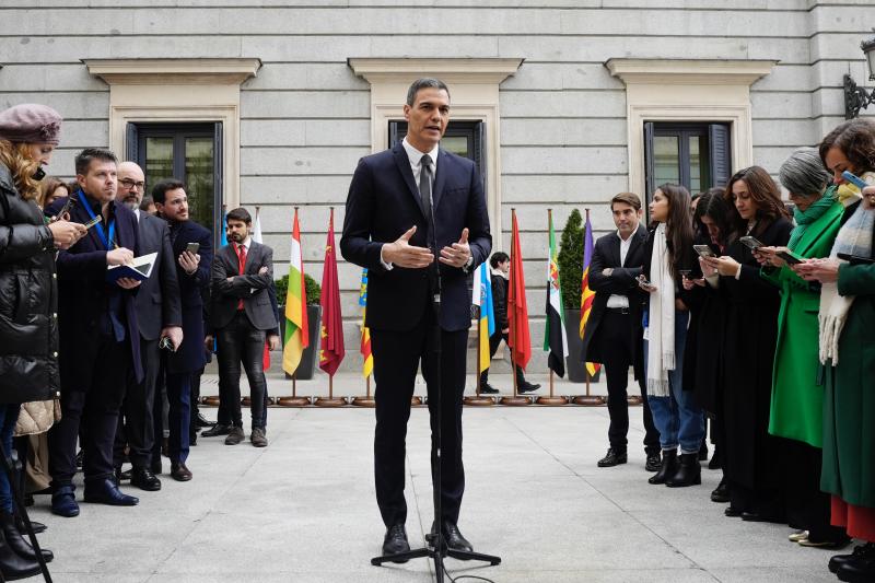 El presidente del Gobierno, Pedro Sánchez, ha sido uno de los últimos a llegar al acto y también ha hecho una declaración a la prensa en el exterior de la Cámara