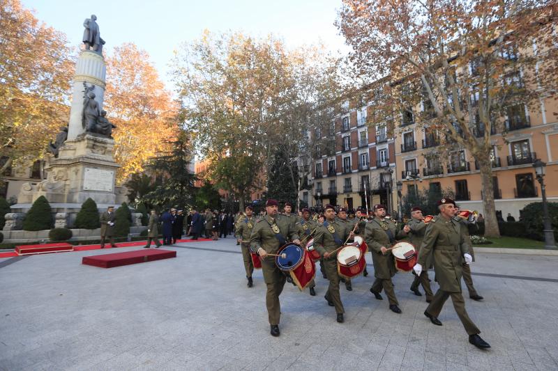 En la plaza de la Marina Española, frente al Senado, se ha celebrado la ceremonia de izado de la bandera, que ha contado con una interpretación de la banda militar