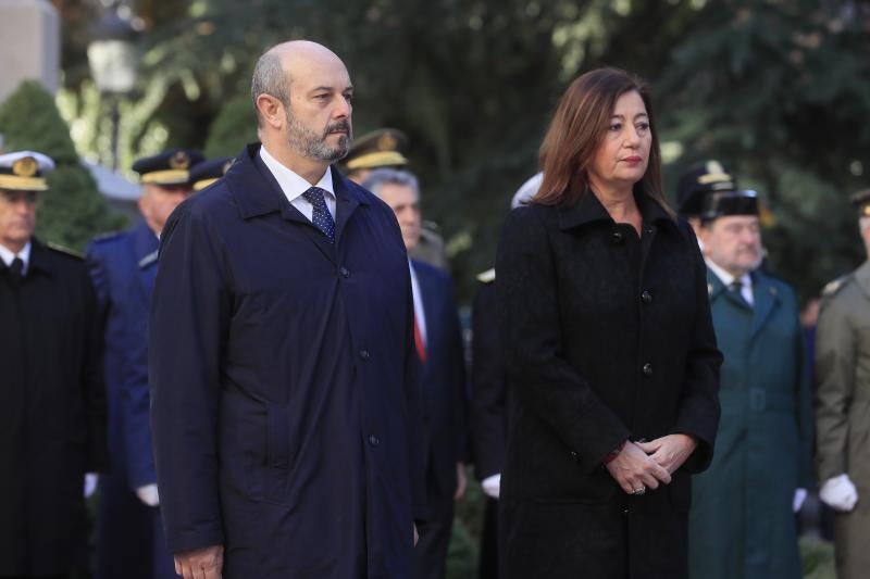 Los presidentes del Senado, Pedro Rollán, y del Congreso, Francina Armengol, así como representantes del Jemad han presenciado el izado solemne