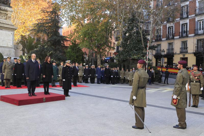 La bandera se ha izado mientras sonaba de fondo el himno nacional, interpretado por la banda militar