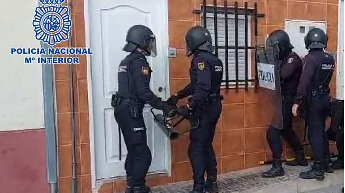 Imagen de policías nacionales en una operación antidroga en Elche