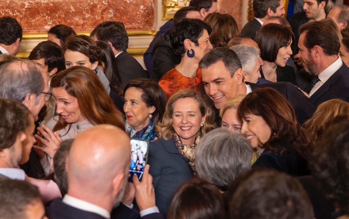 Sánchez se hace una foto, una vez ya acabado el acto principal, con algunas de sus ministras, entre ellas Nadia Calviño, que en unos días puede salir del Ejecutivo si se confirma su elección para presidir el Banco Europeo de Inversiones (BEI)
