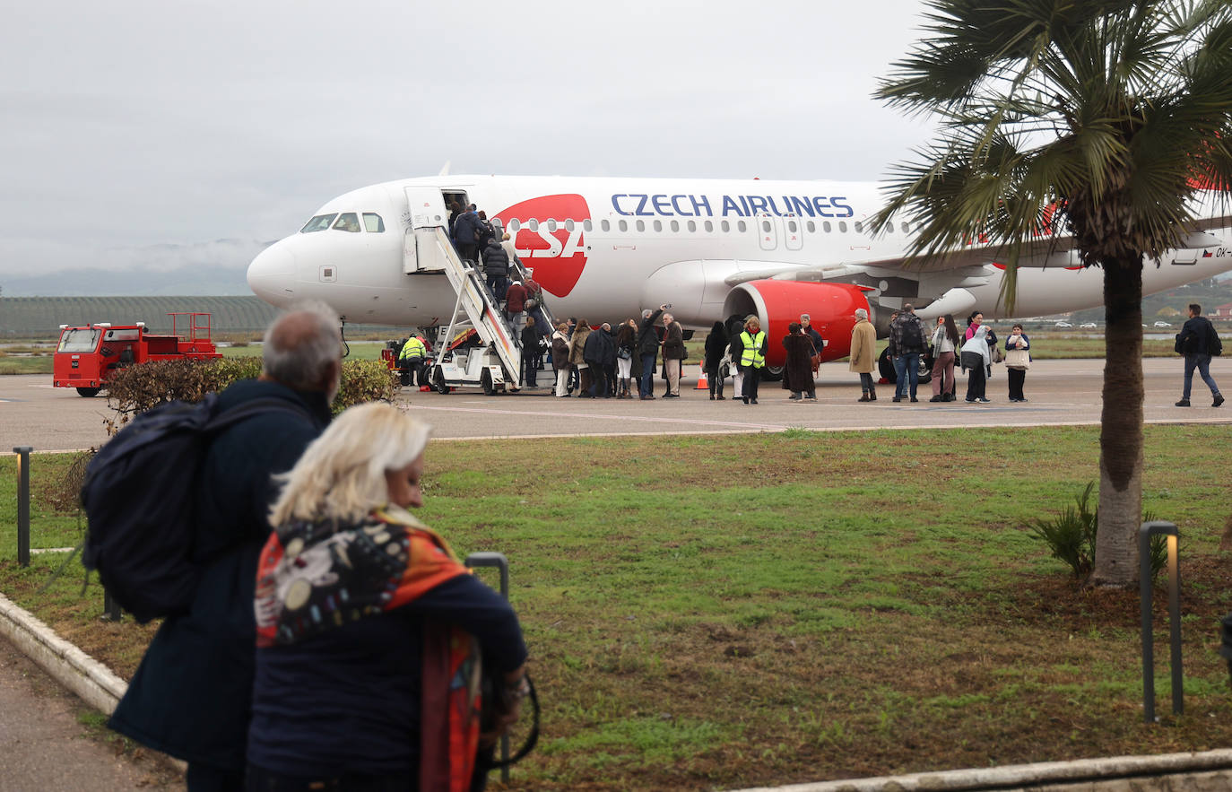 Fotos: el esperado primer vuelo comercial desde el aeropuerto de Córdoba