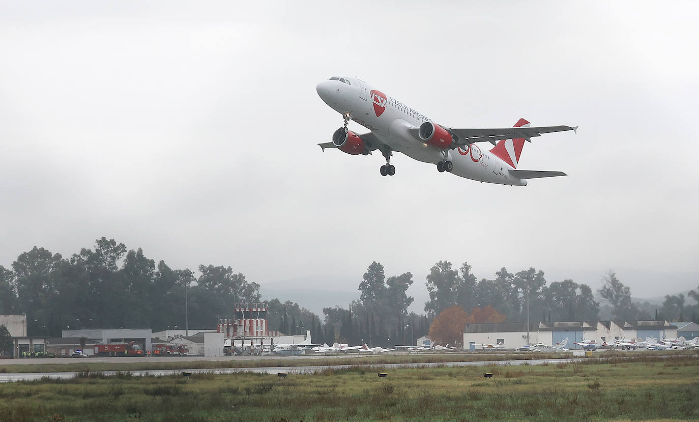 Fotos: el esperado primer vuelo comercial desde el aeropuerto de Córdoba