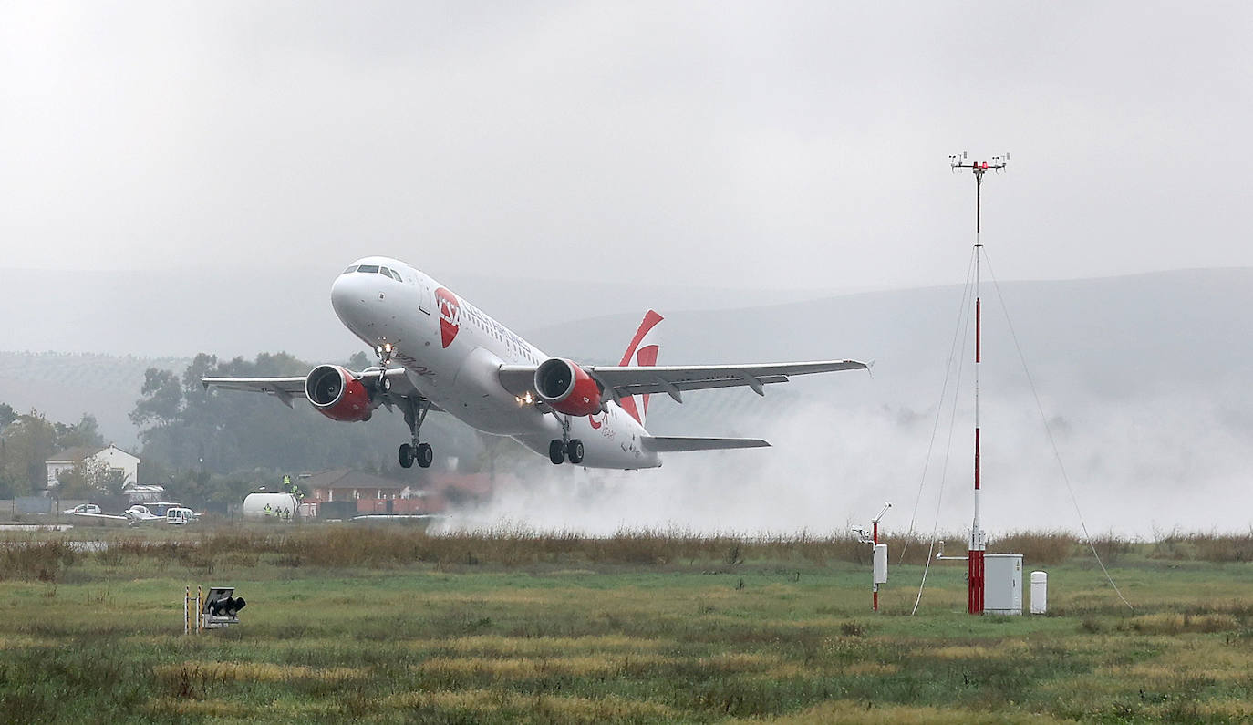 Fotos: el esperado primer vuelo comercial desde el aeropuerto de Córdoba