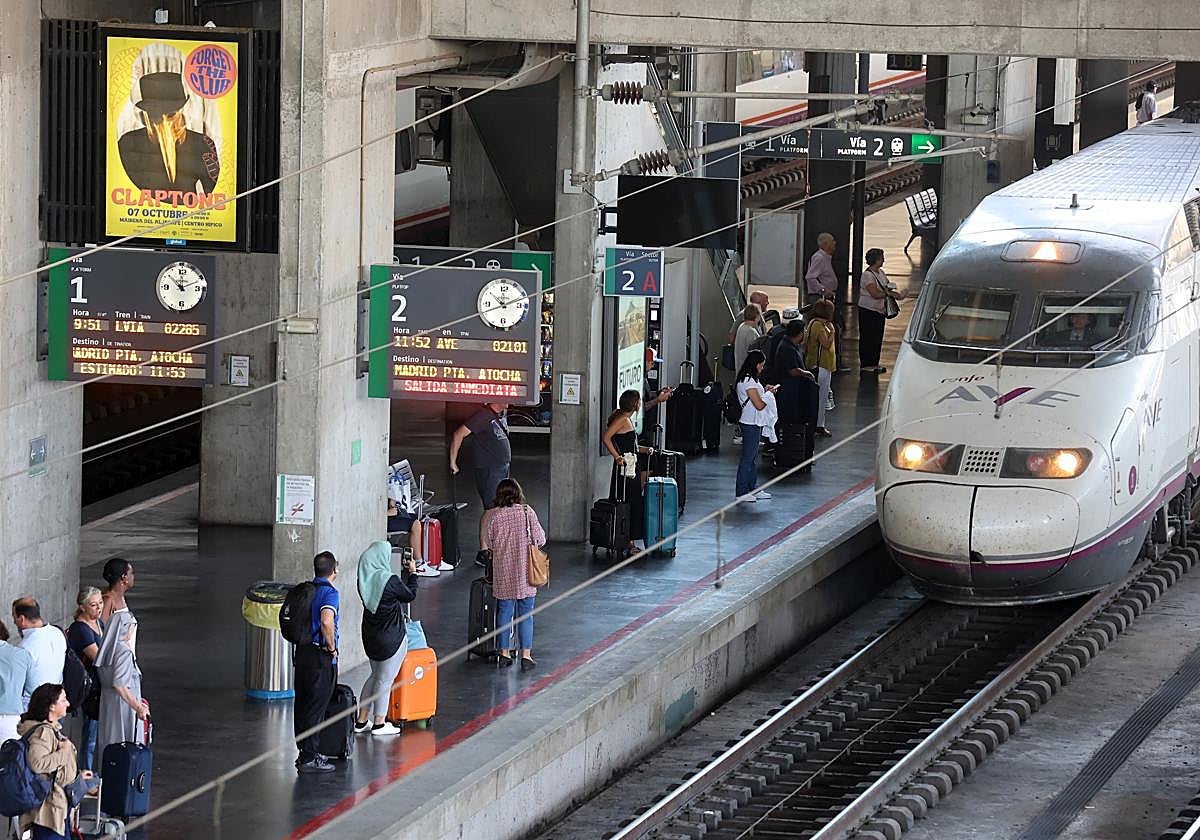 Un AVE de Renfe llegando a la estación de Córdoba