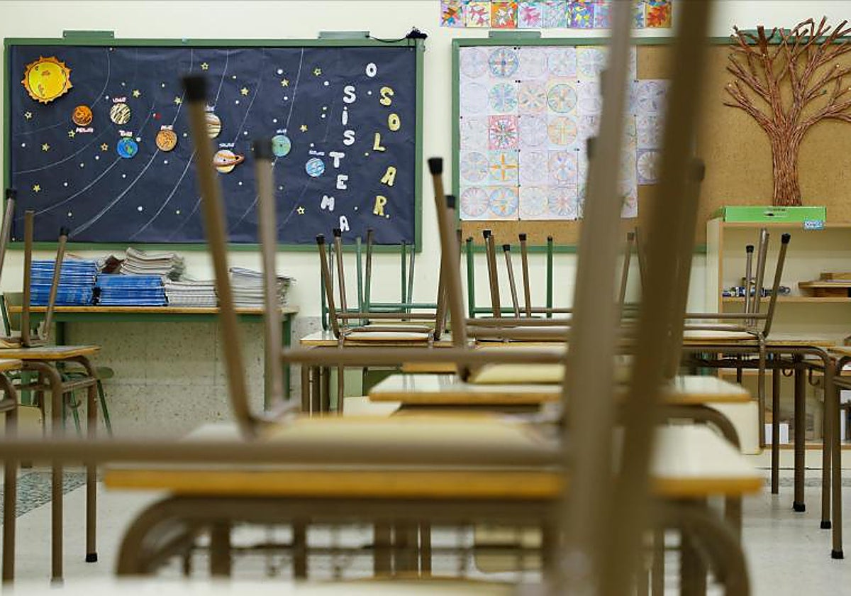 Una aula vacía en un centro educativo de la Comunidad Valenciana, en imagen de archivo.
