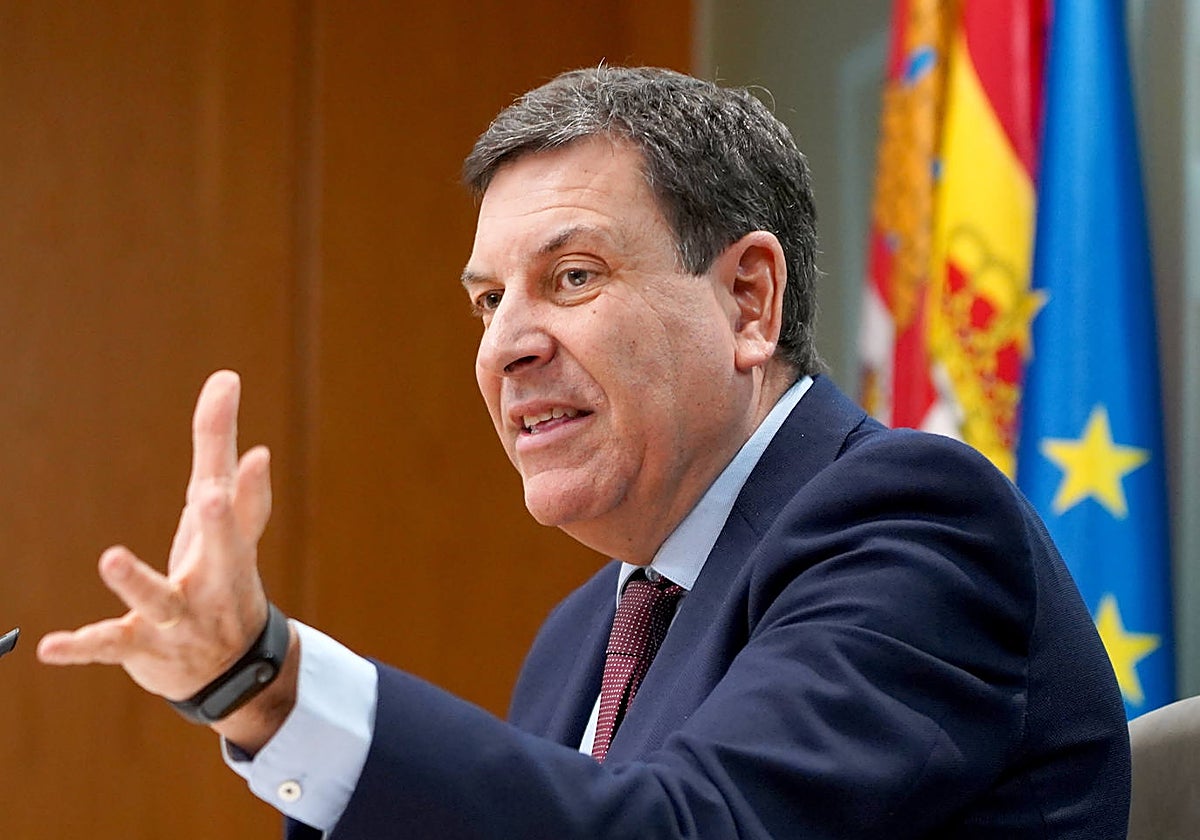 El portavoz de la Junta de Castilla y León y consejero de Economía y Hacienda, Carlos Fernández Carriedo, durante la rueda de prensa posterior al Consejo de Gobierno
