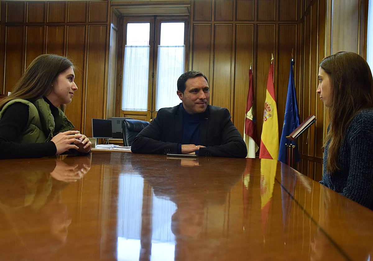 Álvaro Martínez Chana, presidente de la Diputación de Cuenca, con las hermanas Mónica y Marta Plaza