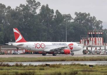 El alcalde pide reunir cuanto antes la Mesa del Aeropuerto para que Córdoba «tenga vuelos comerciales y no sólo chárter»