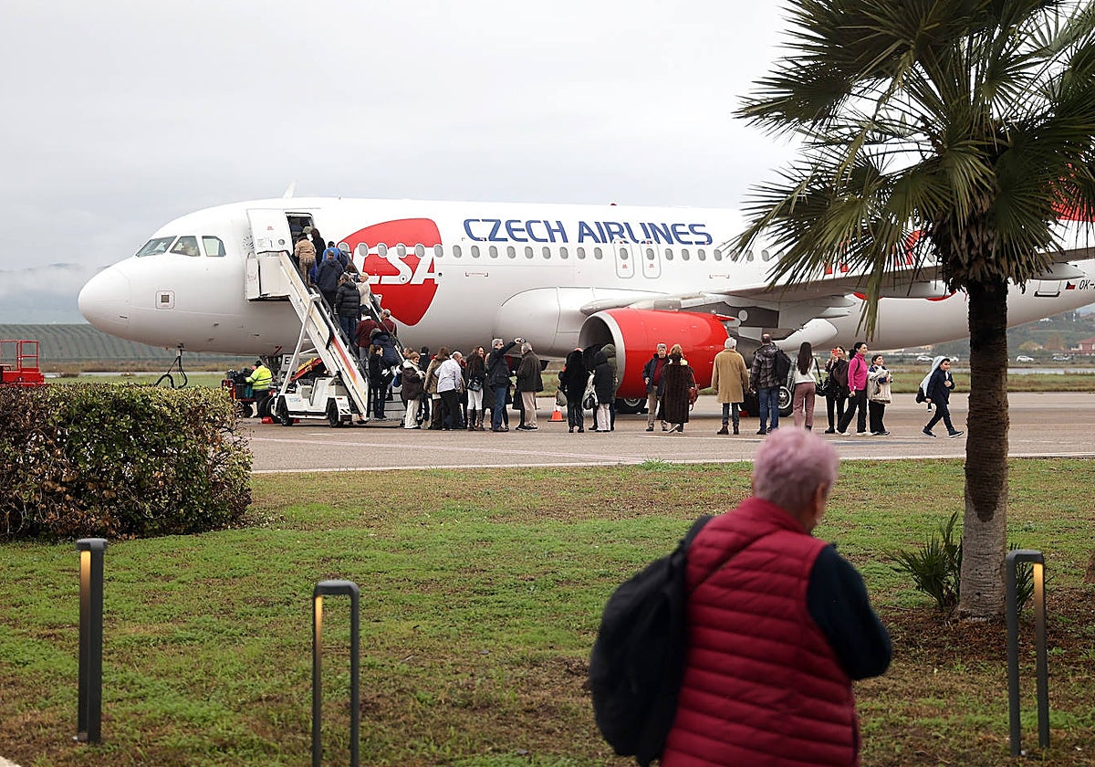 Los pasajeros del vuelo a Praga suben al avión en el aeropuerto de Córdoba