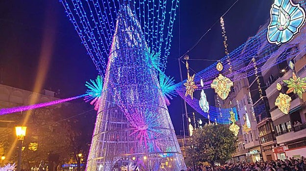 Árbol de Navidad gigante en Puente Genil