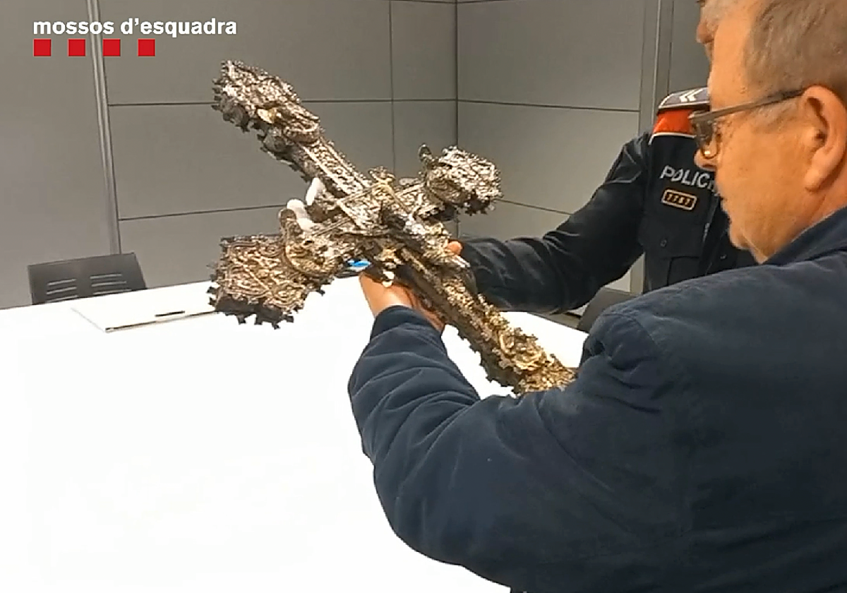 La Policía catalana devuelve la cruz recuperada a los responsables del Obispado