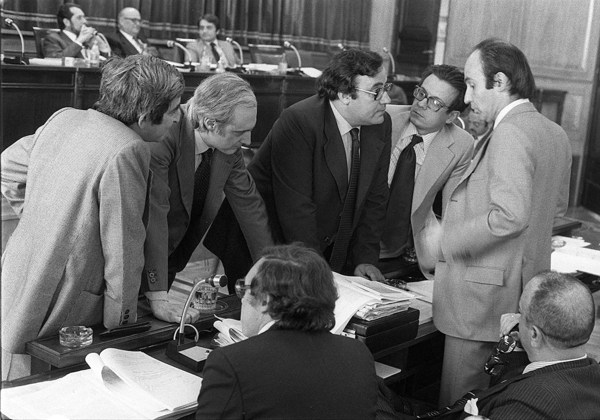 Los padres de la Constitución, en mayo de 1978, en una de las reuniones donde se debatía la configuración de la Carta Magna