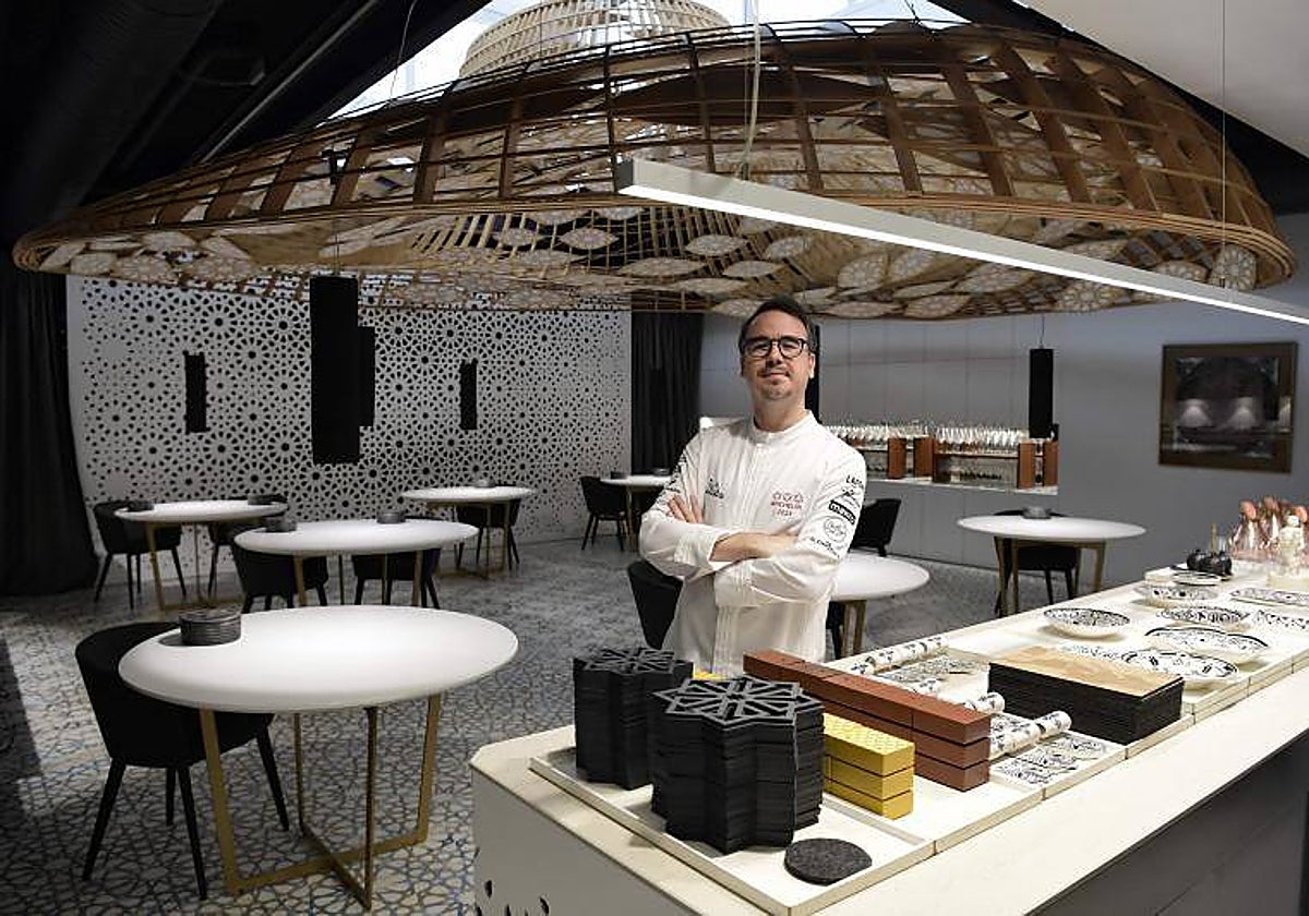 El chef Paco Morales en su restaurante Noor tras obtener su tercera estrella Michelin