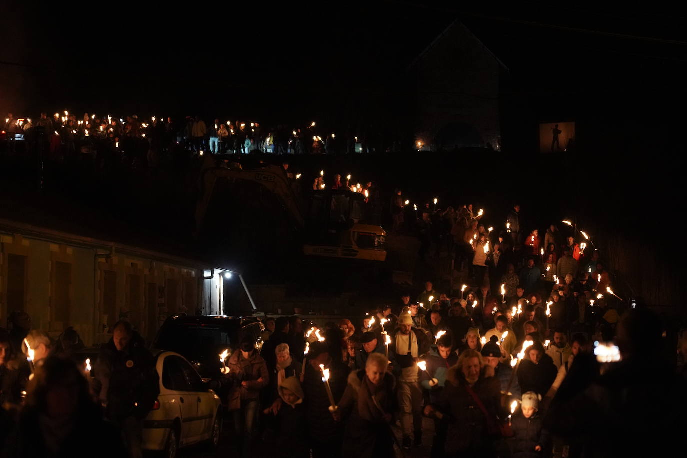 Las antorchas y las lámparas honran a los mineros en Vallejo de Orbó, en imágenes