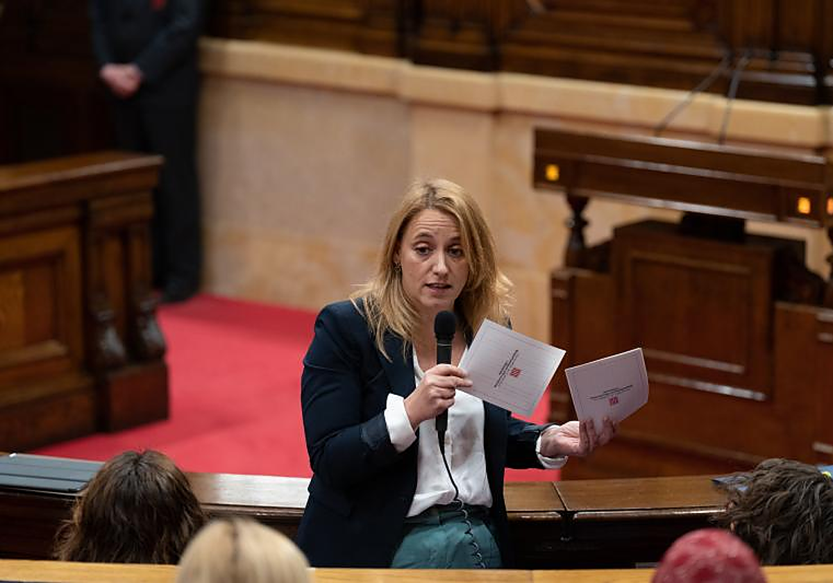 Natàlia Mas, consejera de Economía y Hacienda de la Generalitat de Cataluña, durante una sesión en el Parlamento autonómico, en abril de este año