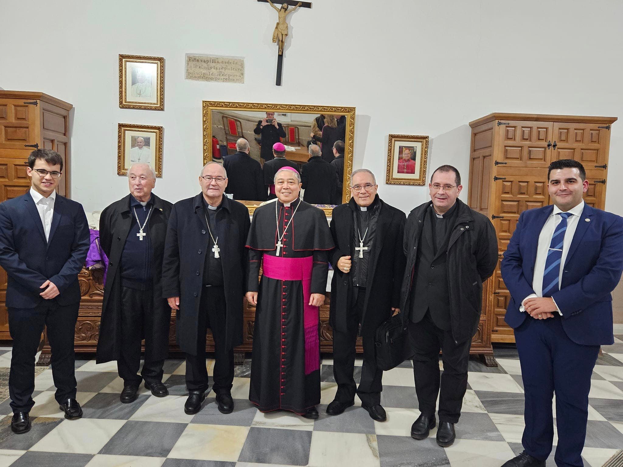 Auza y Cerro junto al obispo emérito de Carora (Venezuela), Luis Armado Tineo; el obispo emérito de Segovia, Ángel Rubio, y el párroco Jesús Ángel Marco