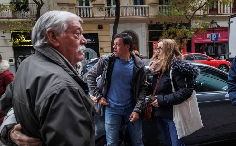 Imagen principal - La familia López se abraza tras hallar su puesto tapiado; dispositivo policial a las puertas del Mercado de Torrijos, y recreación de cómo será la futura zona 'gourmet'