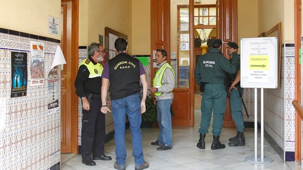 Intervención de los agentes de la Guardia Civil en el Ayuntamiento de Peñarroya en octubre de 2013