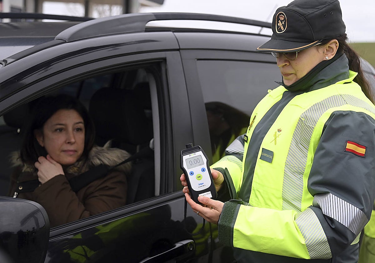 Castilla y León incrementará los controles de alcohol y drogas en carreteras durante la campaña navideña