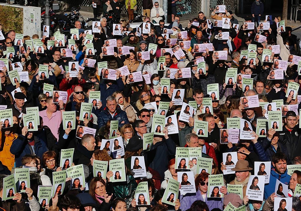 Concentración con retratos de Esther López en la Plaza de Portugalete para exigir justicia para ella. Foto de archivo