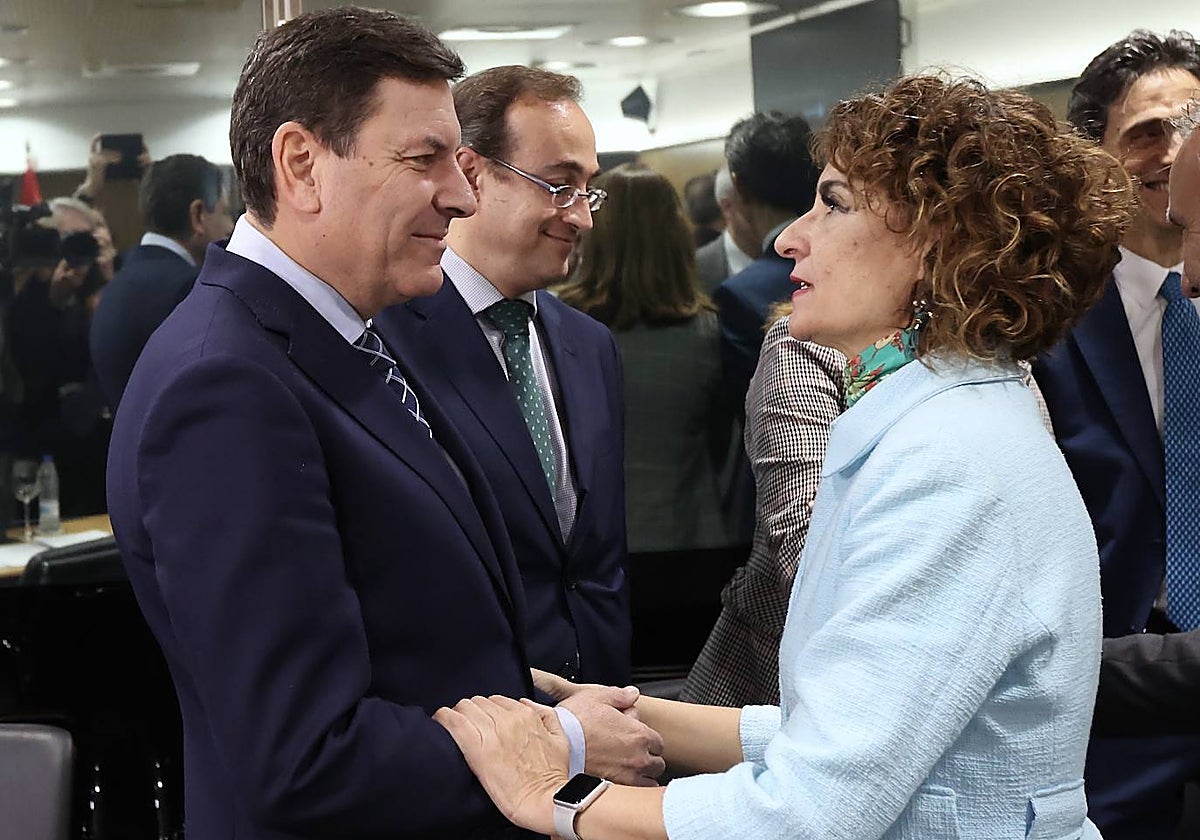 El consejero de Economía y Hacienda, Carlos Fernández Carriedo, saluda a la ministra de Hacienda, María Jesús Montero