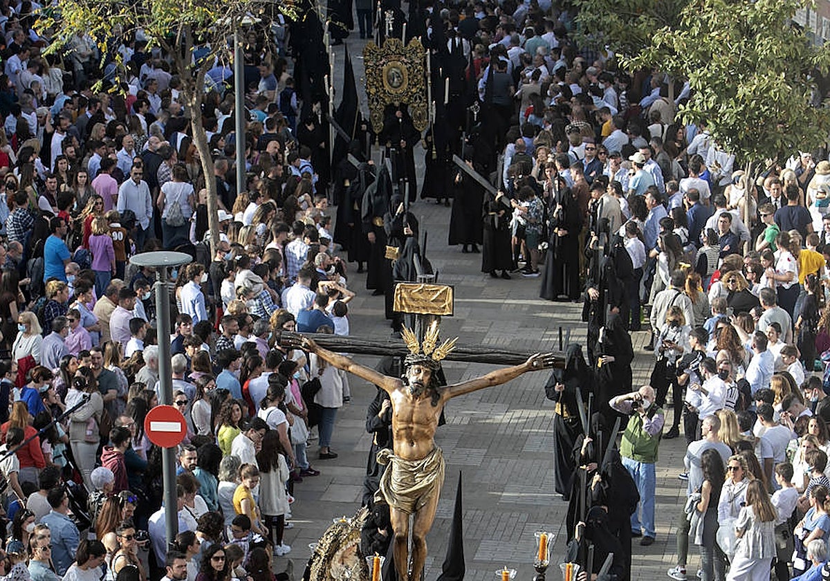 Nazarenos tras el Cristo de la Expiración, el Viernes Santo de 2022