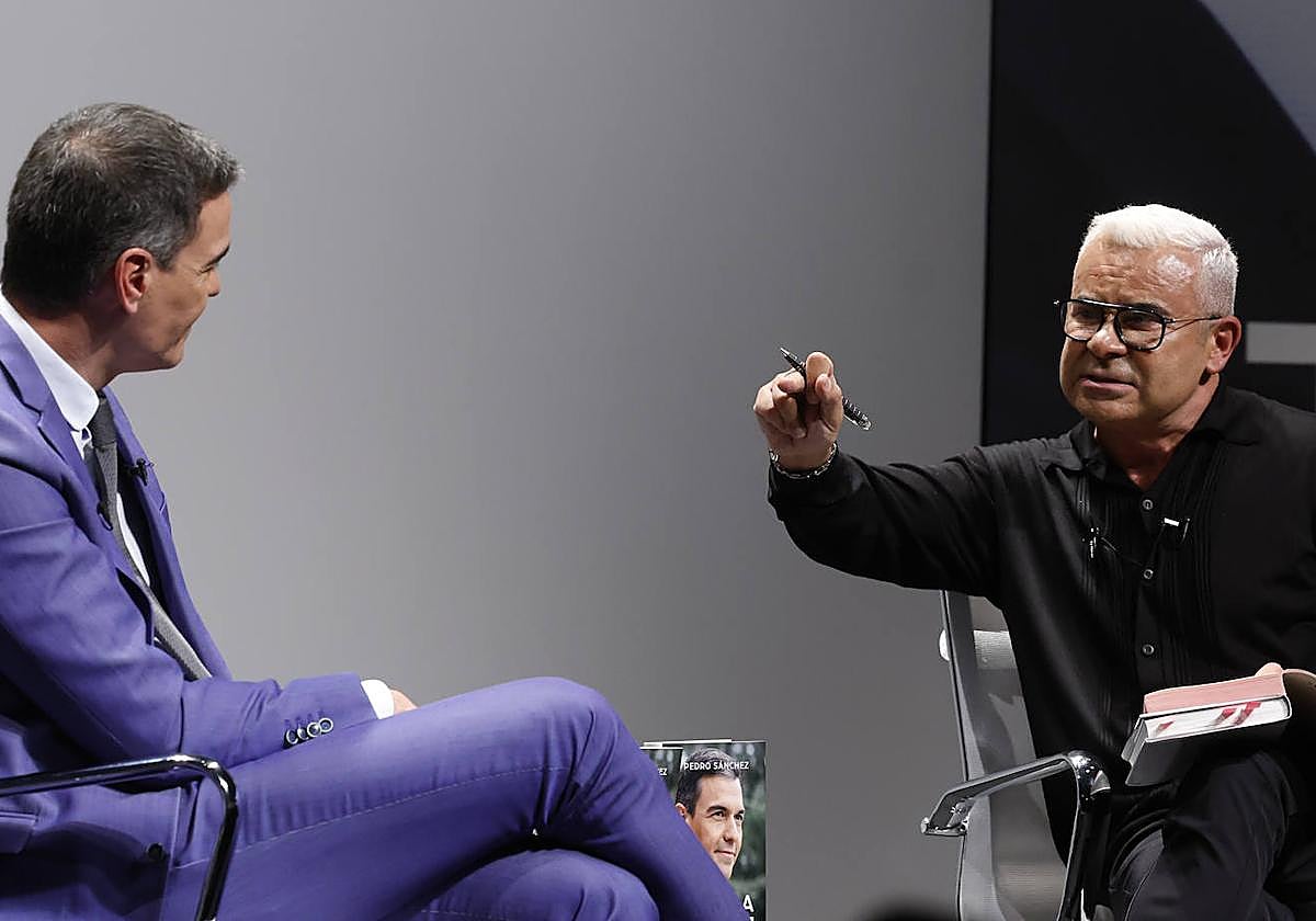 Pedro Sánchez y Jorge Javier, riéndose durante la presentación de 'Tierra firme'