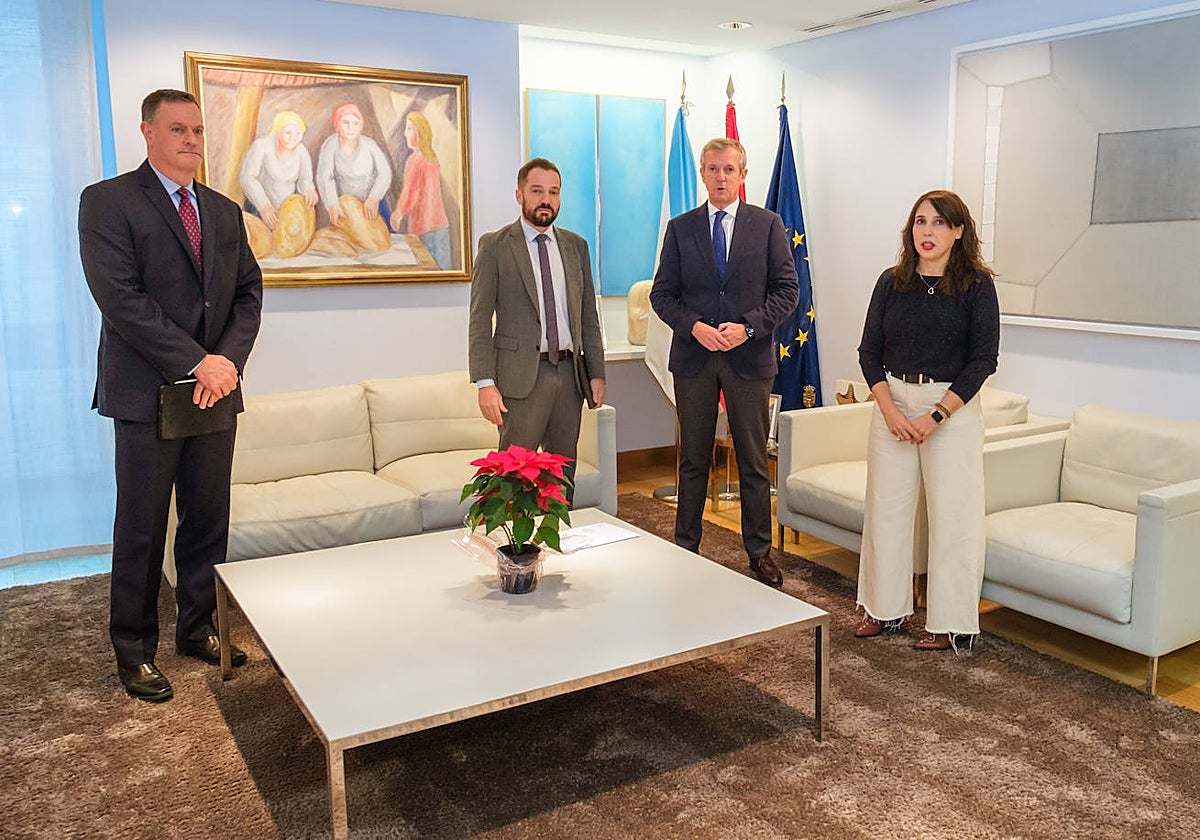 Alfonso Rueda y María Jesús Lorenzana este lunes en una reunión con los directivos de Alcoa
