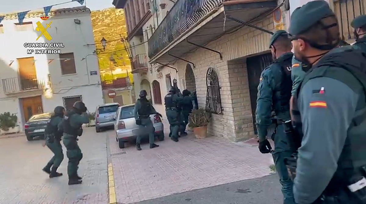 Imagen de la actuación de la Guardia Civil en Villar del Arzobispo