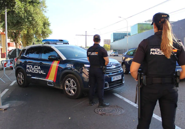 Detenidos dos hombres tras romper el cristal de un escaparate del centro de Murcia y sustraer la caja