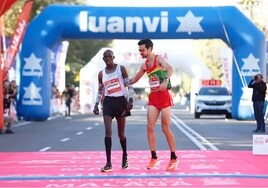 El momento más emotivo del Maratón de Málaga: renuncia a su puesto para ayudar a otro atleta