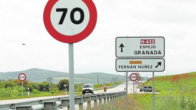 Vehículos circulan en N-432 en la parte sur provincial rumbo a Granada