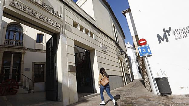 Una turista entra al hotel NH Collection Amistad