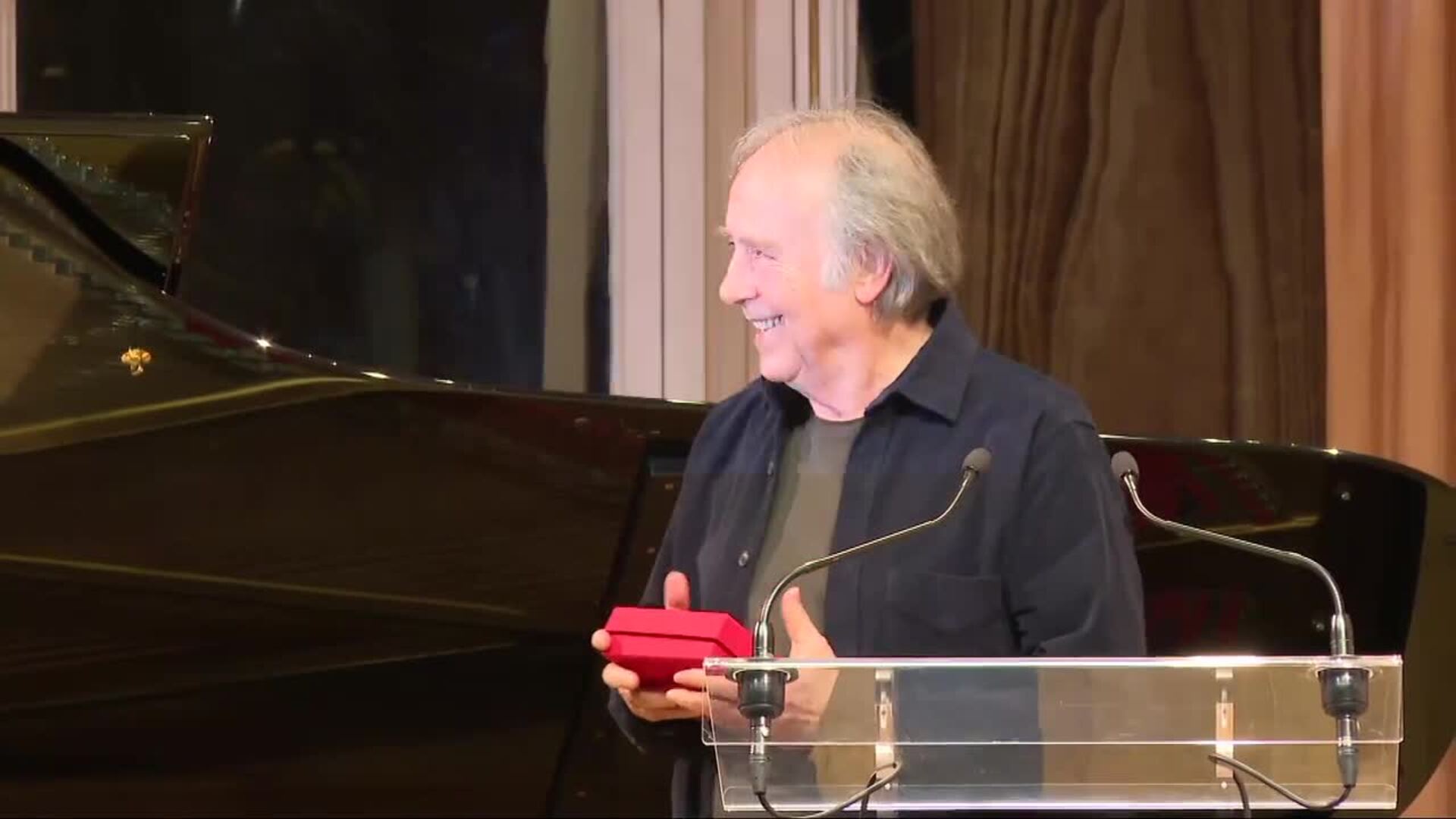 La SGAE concede la Medalla de Honor a Joan Manuel Serrat