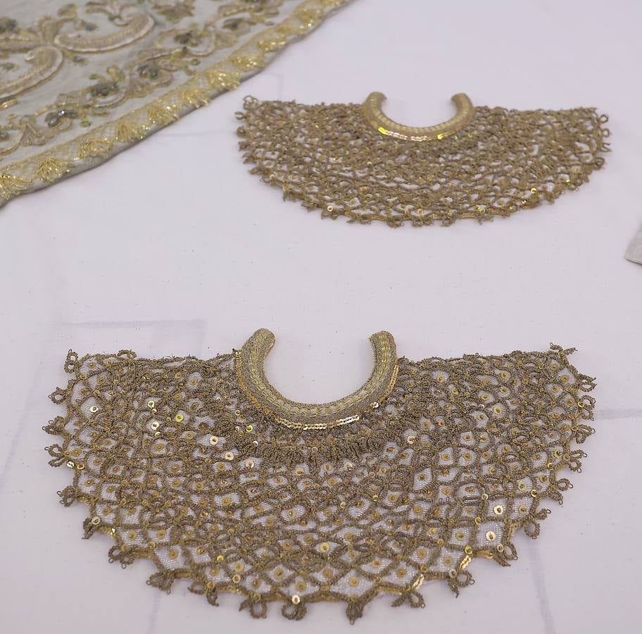 El conjunto textil ‘de los Montpensier’ del ajuar de la Virgen del Rocío recupera su esplendor