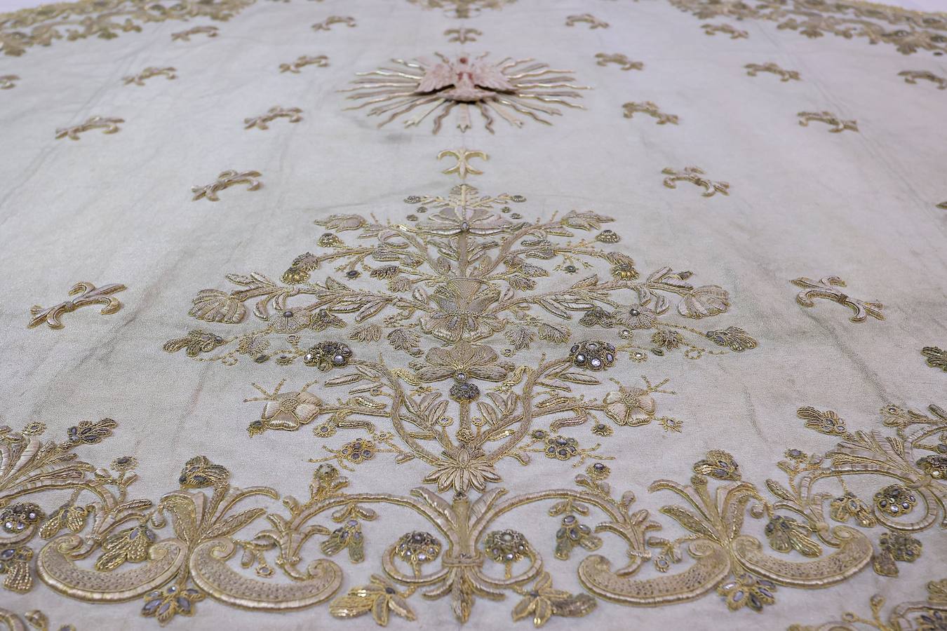 El conjunto textil ‘de los Montpensier’ del ajuar de la Virgen del Rocío recupera su esplendor