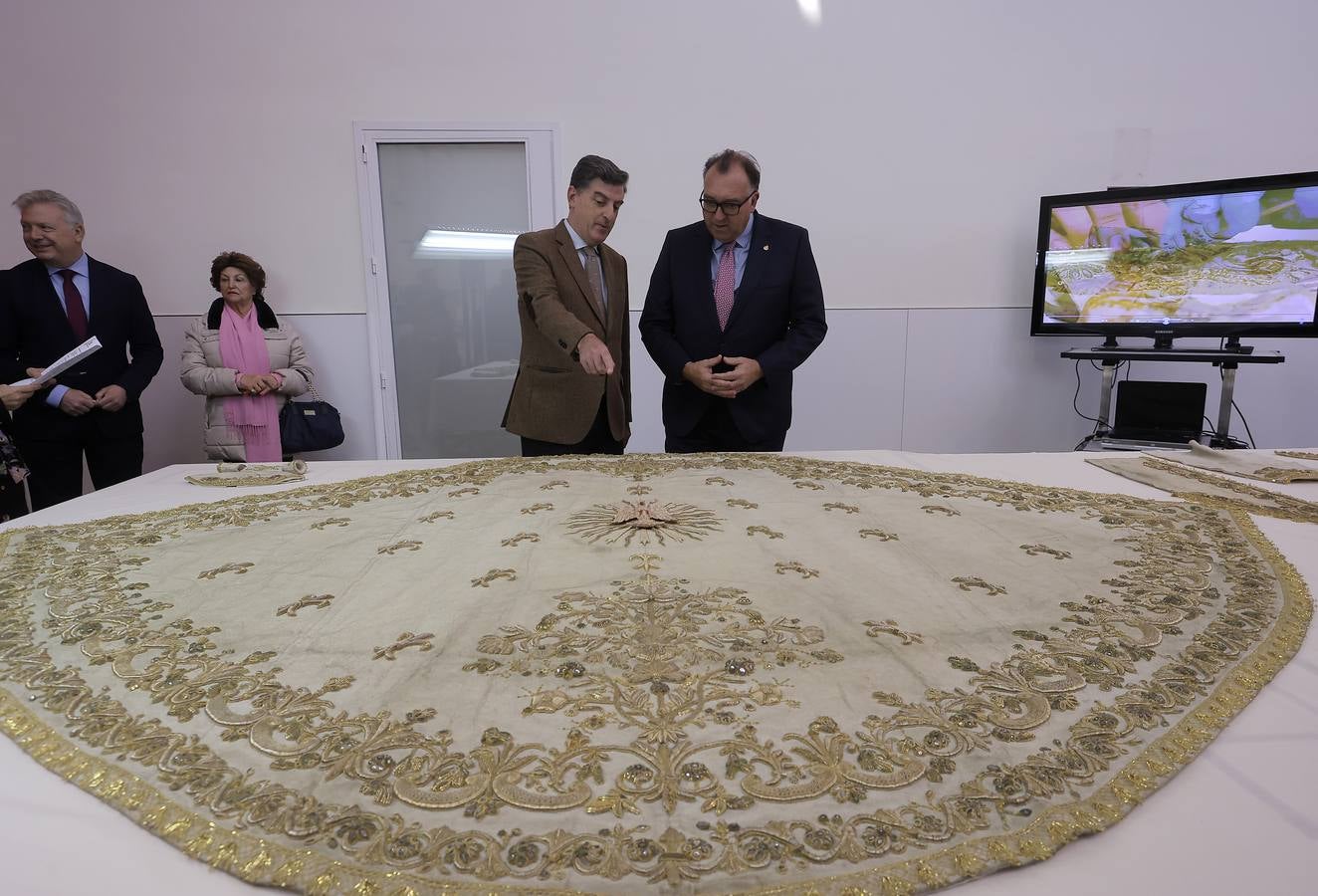 El conjunto textil ‘de los Montpensier’ del ajuar de la Virgen del Rocío recupera su esplendor