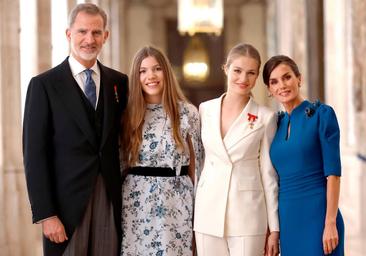Los Reyes y sus hijas felicitan la Navidad a los españoles con una fotografía histórica