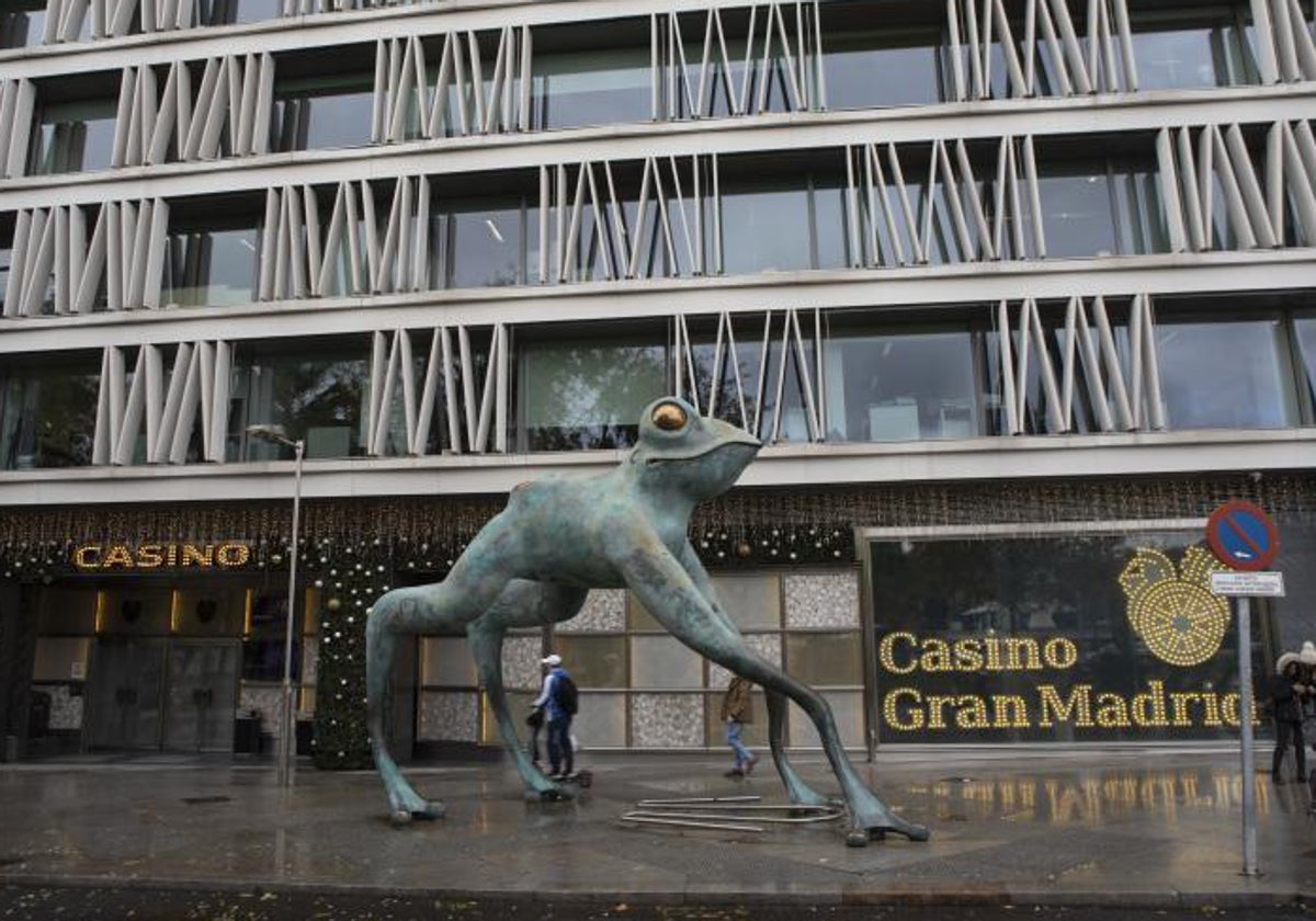 Imagen de la Rana de la Suerte, frente al casino Gran Madrid