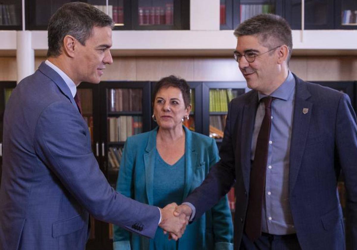 Pedro Sánchez junto a Mertxe Aizpurúa, portavoz de Bildu en el Congreso, y Gorka Elejarrabeta