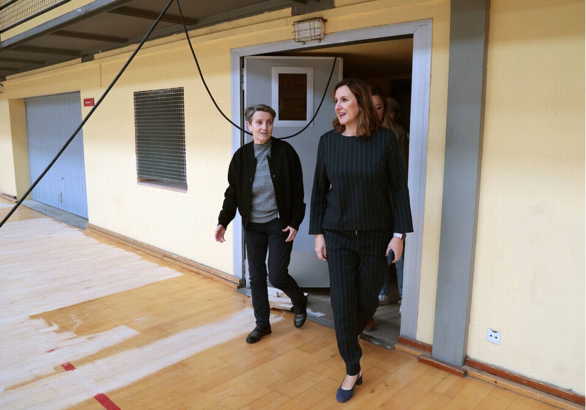 La alcaldesa de Valencia, María José Catalá, visita el polideportivo del Cabanyal