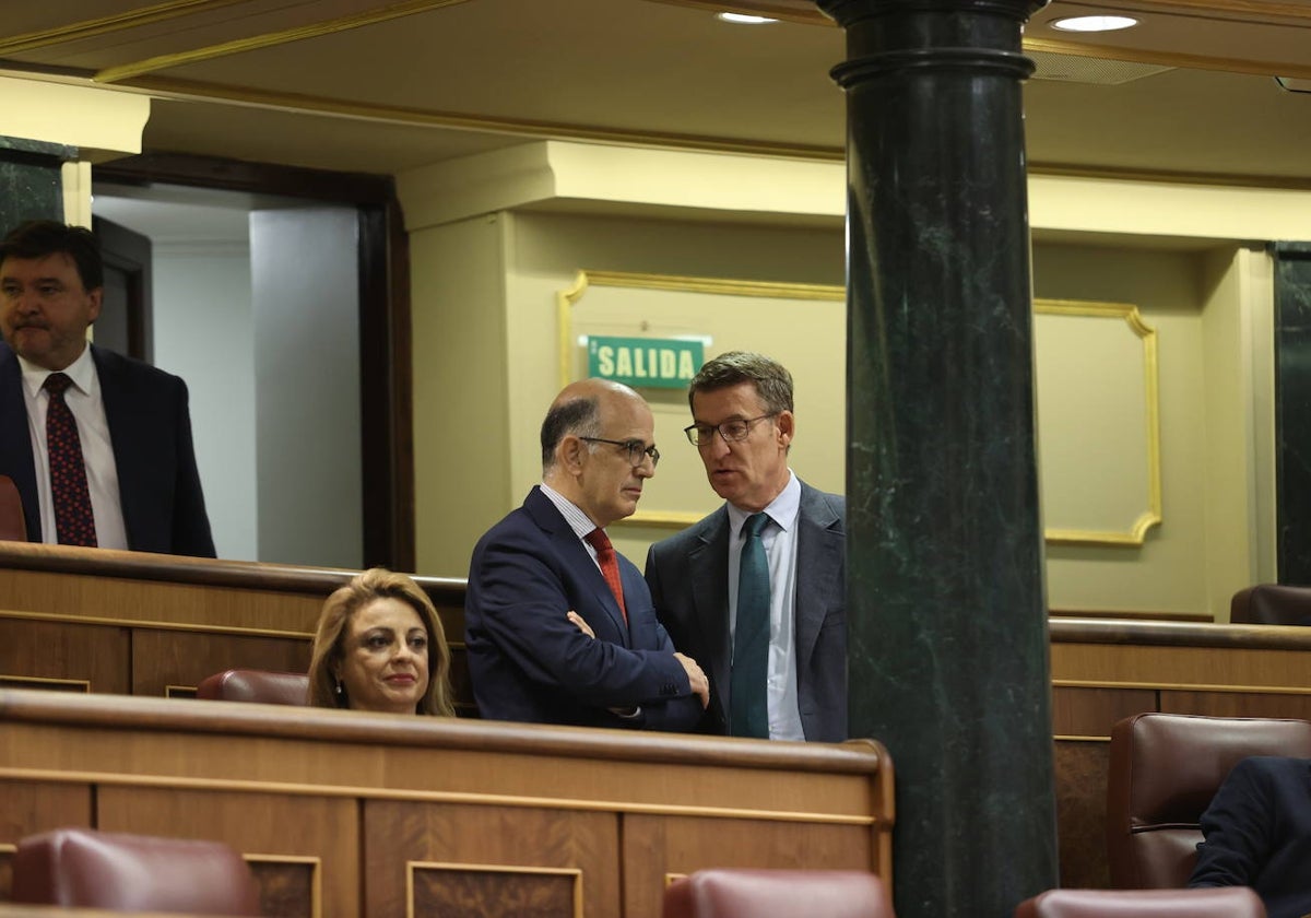 Feijóo charla con Catalán (UPN) tras el pacto entre PSOE y Bildu