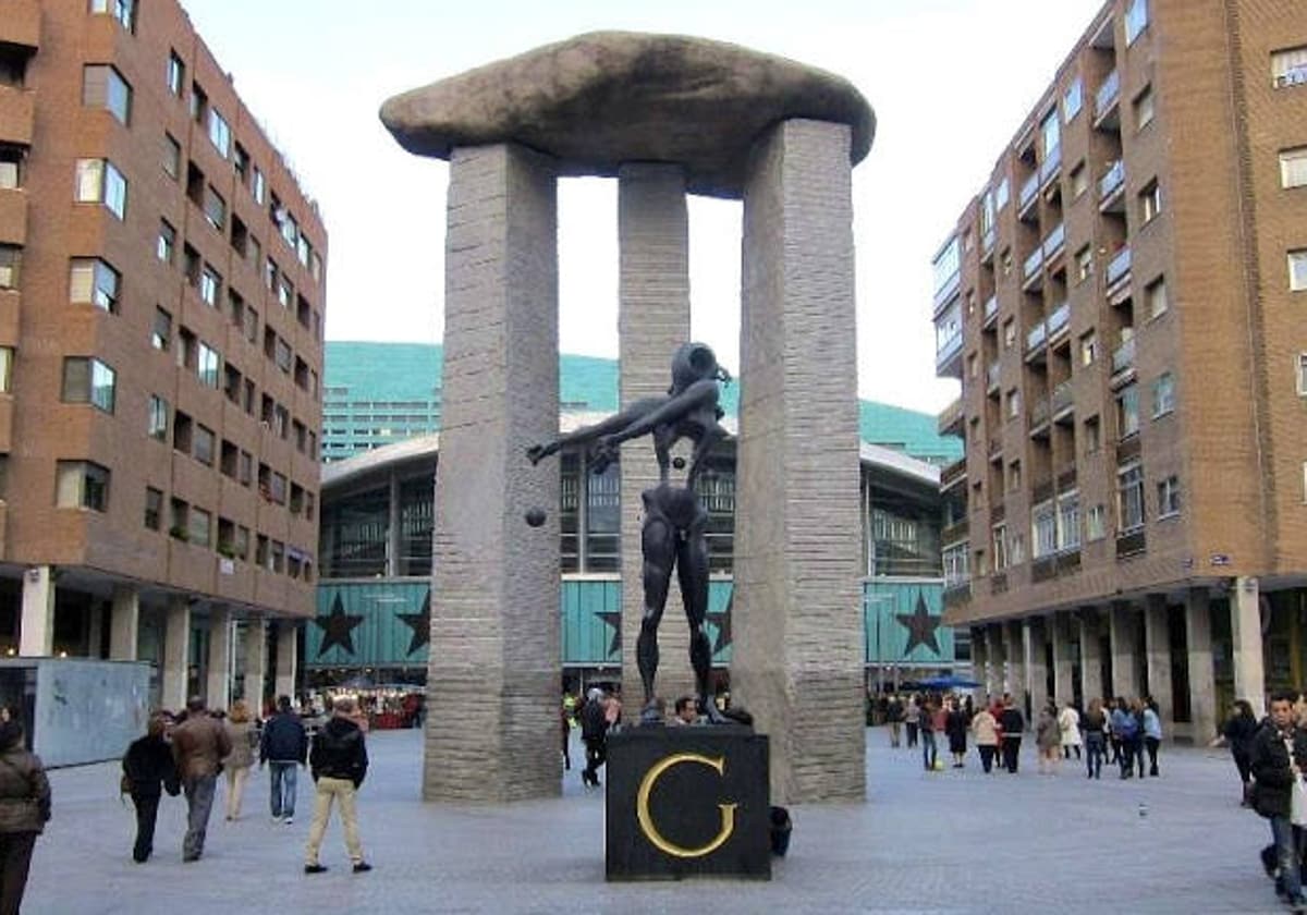 El dolmen de Dalí, en el centro de la plaza de Salvador Dalí