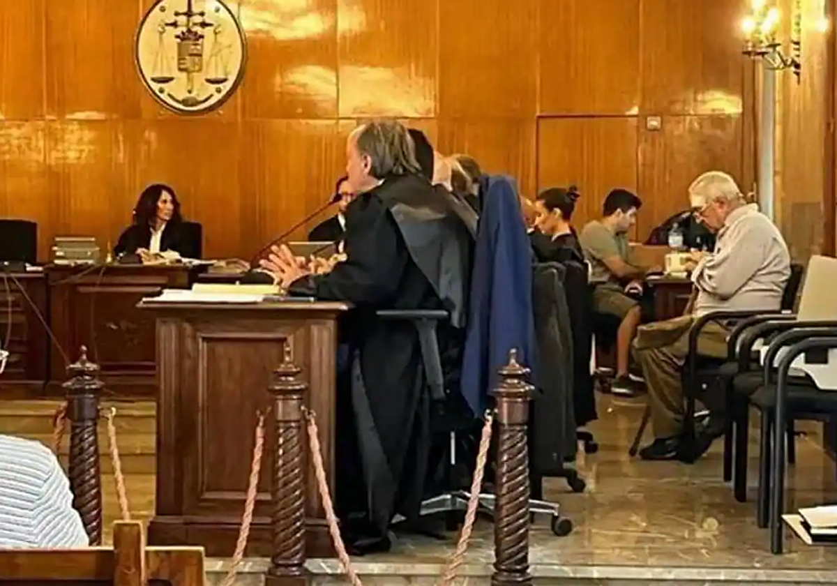 A la derecha, el anciano que mató a un ladrón que asaltó su casa en Porreres en 2018