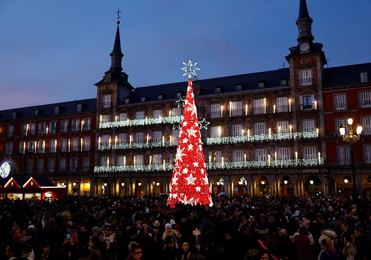 Imagen de la Plaza Mayor de Madrid, abarrotada de turistas, el pasado puente de diciembre