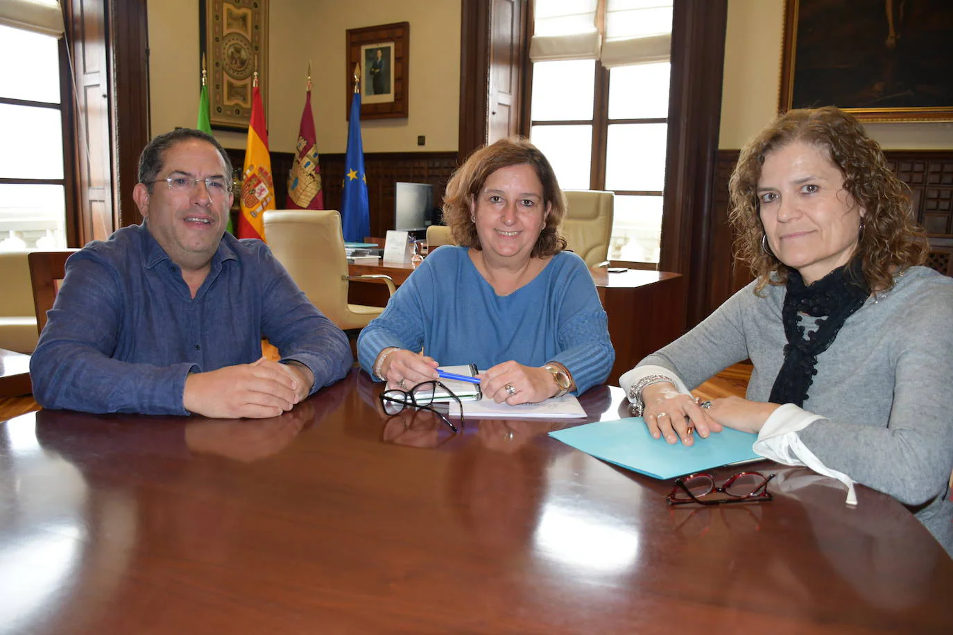 Conchi Cedillo, Elena Fernández y el concejal de Hacienda, Alfonso Amasio